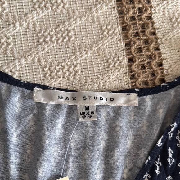 Max Studio Navy  and White Patterned sleeveless top Medium - Picture 2 of 7